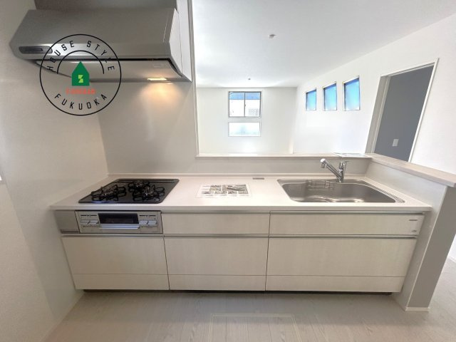 福岡市南区大平寺1丁目第10-2棟(2号棟)の内観：施工例|キッチン。グリル・食器洗い乾燥機・浄水器も完備。