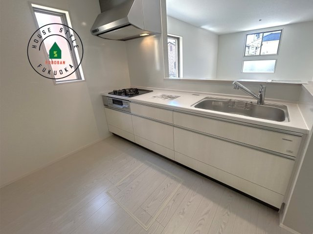 福岡市南区大平寺1丁目第10-2棟(2号棟)の内観：施工例|ダイニングテーブルへの配膳がラクラク、お料理はかどるカウンター付きシステムキッチン！