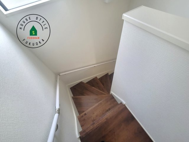 福岡市南区大平寺1丁目第10-2棟(1号棟)の内観：施工例|階段からも明るい光が入ります。採光や通風も階段の重要な役割です。