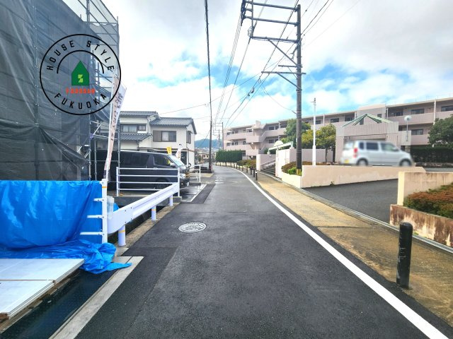 福岡市南区大平寺1丁目第10-2棟(1号棟)の前面道路含む現地写真|前面道路は閑静な住宅地をはしる車通りの少ない道路。お車の出し入れが苦手なママや小さなお子様にも安心ですね。しっかり舗装もされているので、ベビーカーや自転車で通っても快適に通行できます。