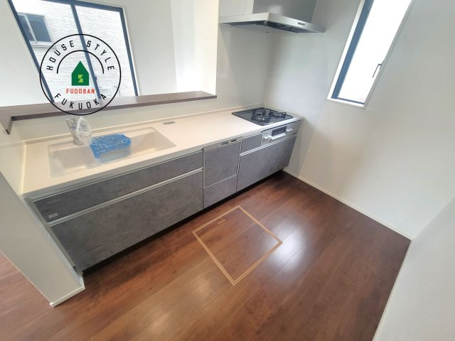 福岡市南区大平寺1丁目第10-2棟(1号棟)の内観：施工例|ダイニングテーブルへの配膳がラクラク、お料理はかどるカウンター付きシステムキッチン！