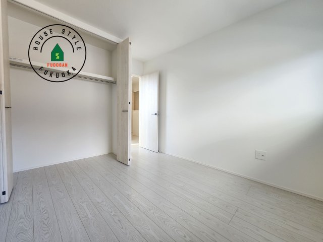 福岡市東区美和台7丁目第3-2棟(2号棟)の内観：施工例|落ち着いた色調の洋室です。