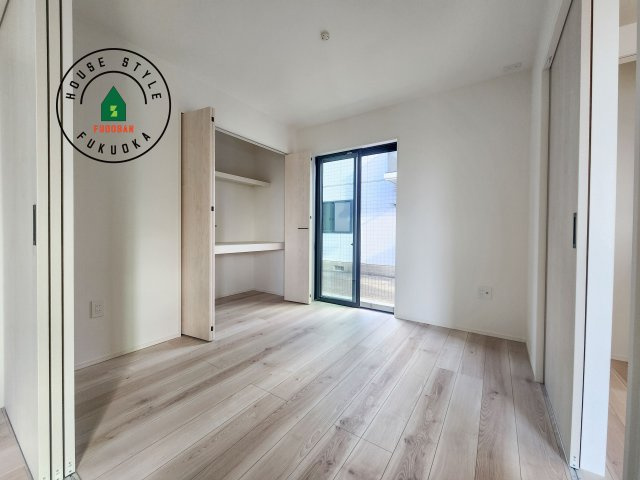 福岡市東区美和台7丁目第3-2棟(2号棟)の内観：施工例|柔らかい陽光が差し込む明るいお部屋を演出する設計。彩光の取れる窓が気持ちの良いお部屋を創り上げます。