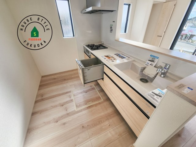 福岡市東区美和台7丁目第3-2棟(2号棟)の内観：施工例|ダイニングテーブルへの配膳がラクラク、お料理はかどるカウンター付きシステムキッチン！