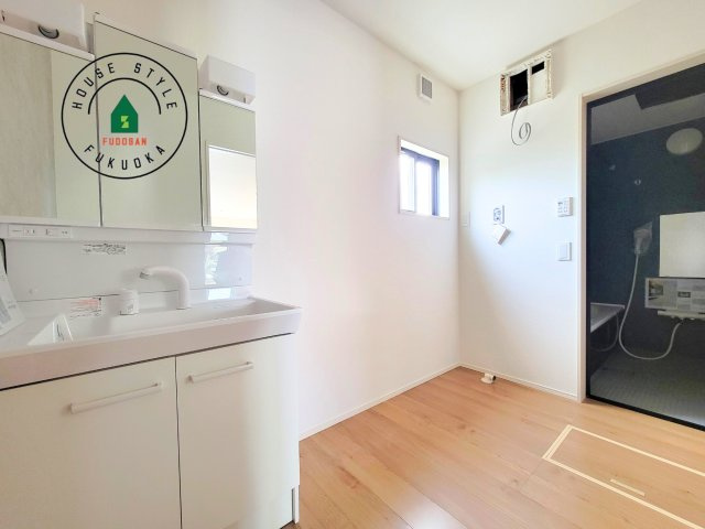 糟屋郡宇美町桜原1丁目第10-１棟(１号棟)の内観：施工例|ゆとりの洗面スペースで朝の身支度もスムーズに。暮らしを快適に変えるシャワー付洗面台です！