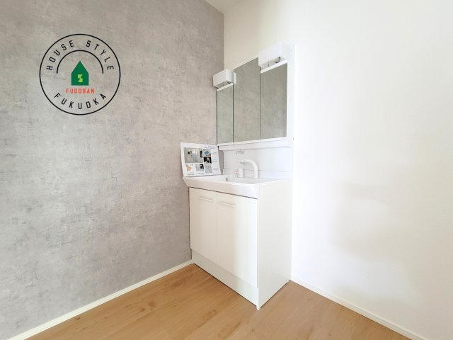 糟屋郡宇美町桜原1丁目第10-１棟(１号棟)の内観：施工例|毎日使うものだから清潔な空間を保ちたい水回り。洗面にはそんな願いを解消させてくれる収納アイデアが満載です。三面鏡の裏側にはキャビネットが現れ小物から背の高い物まで収納できます。