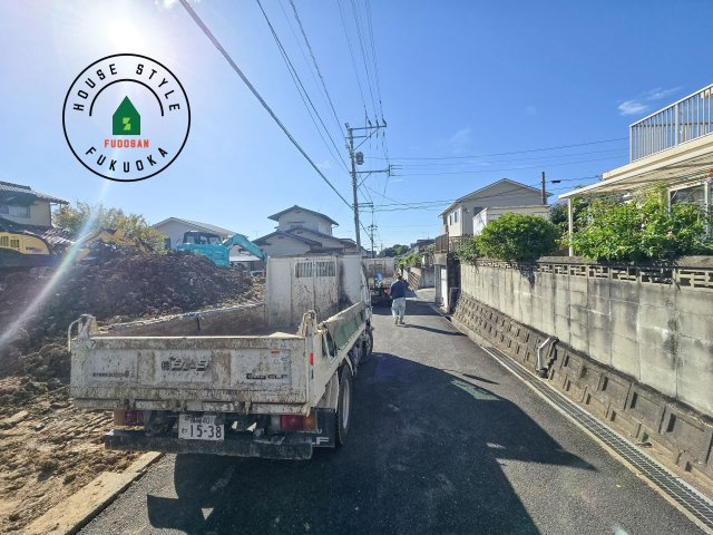 糟屋郡宇美町桜原1丁目第10-１棟(１号棟)の前面道路含む現地写真|前面道路は閑静な住宅地をはしる車通りの少ない道路。お車の出し入れが苦手なママや小さなお子様にも安心ですね。しっかり舗装もされているので、ベビーカーや自転車で通っても快適に通行できます。