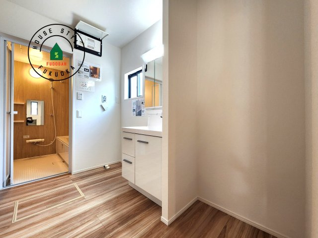 福岡市東区奈多1丁目第3-1棟（1号棟）の脱衣所|ゆとりの洗面スペースで朝の身支度もスムーズに。暮らしを快適に変えるシャワー付洗面台です！