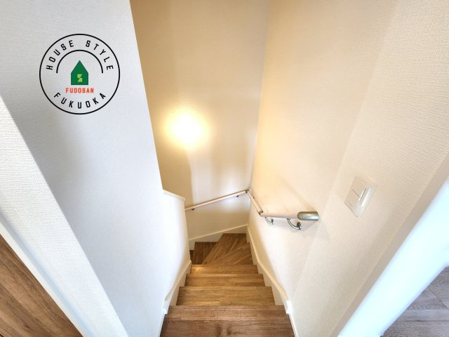 福岡市東区奈多1丁目第3-1棟（1号棟）の内装|階段からも明るい光が入ります。採光や通風も階段の重要な役割です。