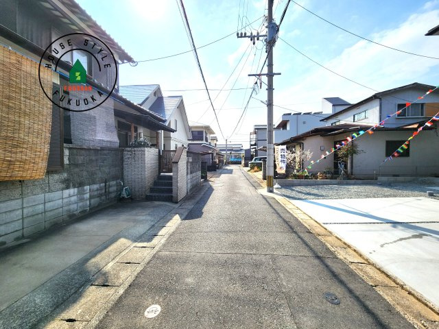 福岡市東区奈多1丁目第3-1棟（1号棟）の前面道路含む現地写真|前面道路は閑静な住宅地をはしる車通りの少ない道路。お車の出し入れが苦手なママや小さなお子様にも安心ですね。しっかり舗装もされているので、ベビーカーや自転車で通っても快適に通行できます。