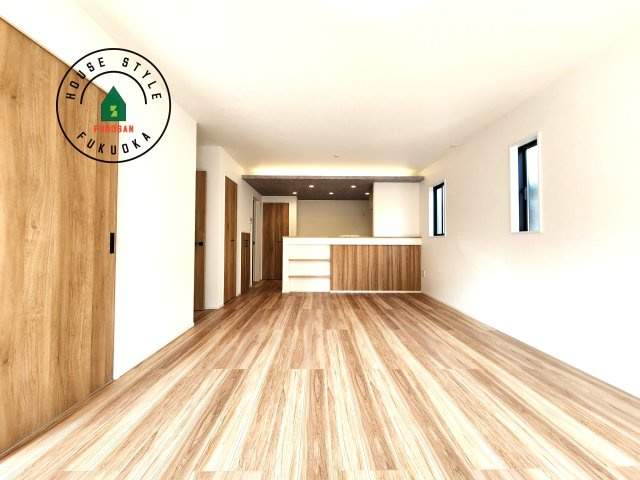 福岡市東区奈多1丁目第3-1棟（1号棟）の居間・リビング|ご家族を近くに感じられる対面キッチンのLDK。会話もはずみそうですね。