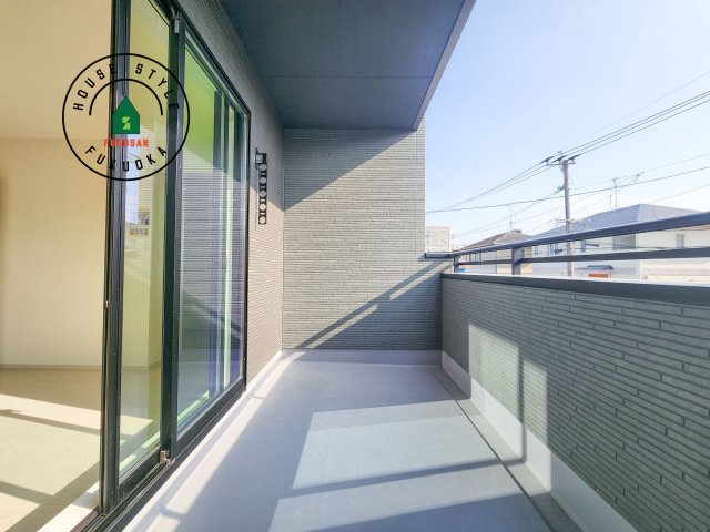 春日市須玖南3丁目第1-2棟（1号棟）のバルコニー|風をしっかりと感じられるバルコニーでは、毎日が洗濯日和です。広々としているので洗濯も楽しくなるでしょうし、気分転換にバルコニーからの眺めを楽しむのもいいでしょう。