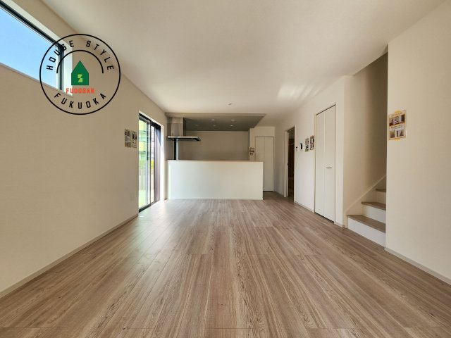 春日市須玖南3丁目第1-2棟（1号棟）の居間・リビング|ご家族を近くに感じられる対面キッチンのLDK。会話もはずみそうですね。