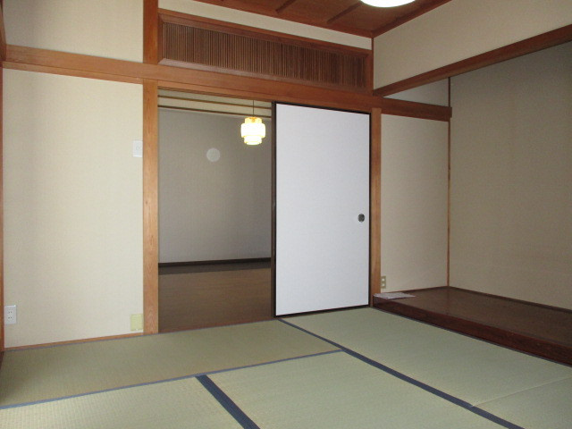 生駒郡斑鳩町神南５丁目の一戸建ての居間・リビング