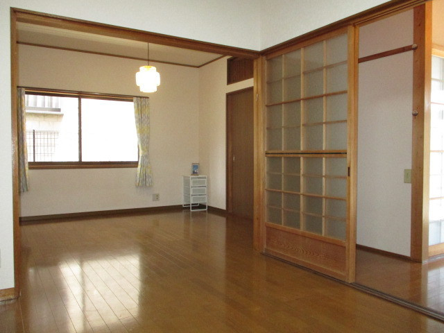 生駒郡斑鳩町神南５丁目の一戸建ての居間・リビング