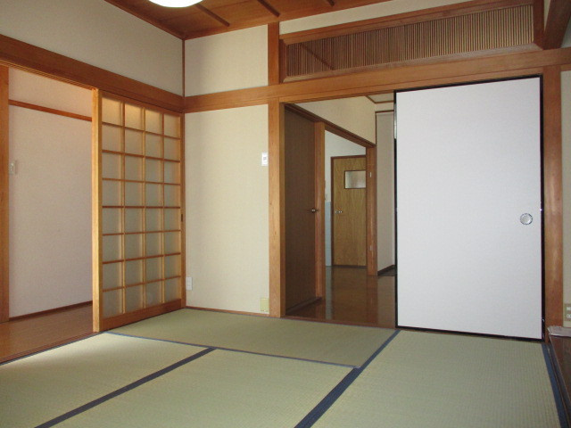 生駒郡斑鳩町神南５丁目の一戸建ての居間・リビング