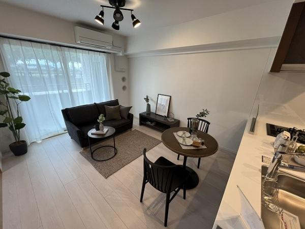 【居間・リビング】 | グランイーグル多摩川スカイフロント | みんなが集うLDKはあたたかい日差しが入り込み、自然と楽しい会話が弾む幸せな空間に

