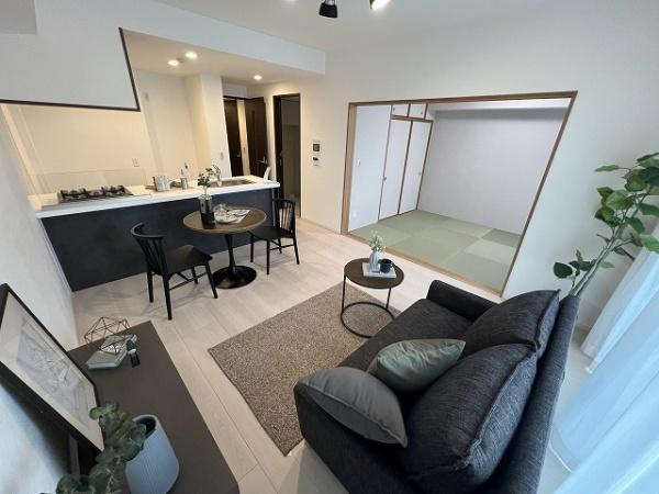 【居間・リビング】 | グランイーグル多摩川スカイフロント | キッチンからリビングダイニングまで見渡せて、ご家族のコミュニケーションも取りやすい間取りです♪