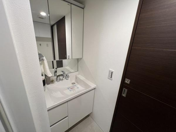 グランイーグル多摩川スカイフロントの独立洗面台|十分な大きさの洗面台は収納力大。身だしなみチェックや歯磨きなど、朝の慌ただしい時間でも余裕とゆとりを感じられます♪
