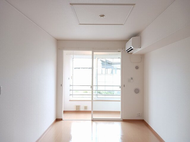 ラ・ソレイユＢの居間・リビング|こちらのリビングで趣味の時間をお楽しみください