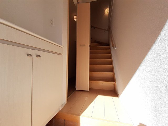 ドゥ・ファミーユＡの玄関|収納もある玄関です