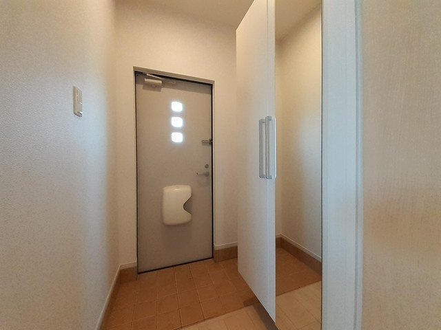 ドムス・ウィスタリアⅢの玄関|シンプルで使いやすい玄関です