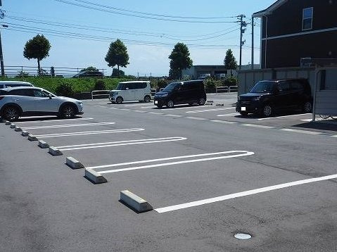 ドムス・ウィスタリアⅢの駐車場|駐車場に車を止められます