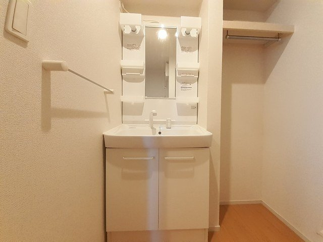 ドムス・ウィスタリアⅢの洗面所|明るい洗面所です