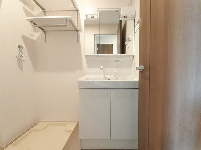 ヴィラノールＬの洗面所|明るい洗面所です