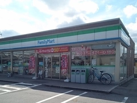 ヴィラノールＣの周辺|ファミリーマート富山本郷店まで800m