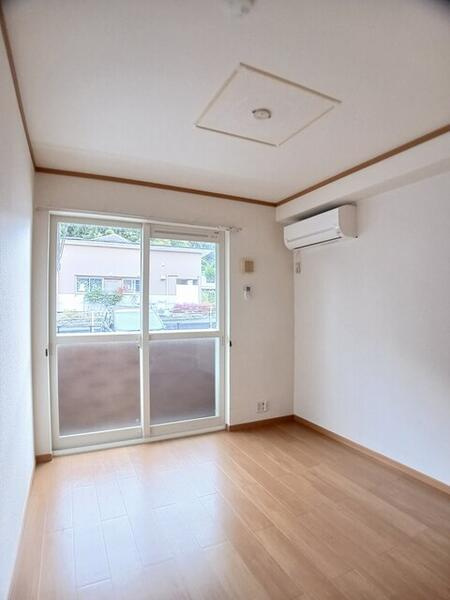 ニューヴィレッジＡの居間・リビング