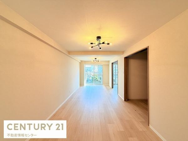 【居間・リビング】 | ニュー北加賀屋マンション | キッチンから見たリビングのアングル