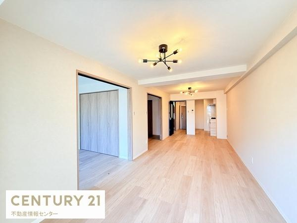 【居間・リビング】 | ニュー北加賀屋マンション | オシャレなグレーアッシュのフローリング！南向きで陽当り良好です！陽当りの良さと室内の暖色がマッチしております！リビングは広く感じます！