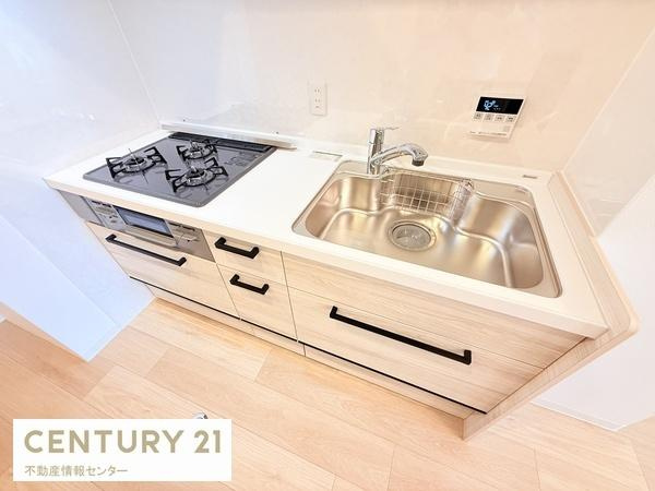 【キッチン】 | ニュー北加賀屋マンション | ガスコンロ３口グリルつきのシステムキッチン！パネルの色合いもフローリングと合っており統一感よし