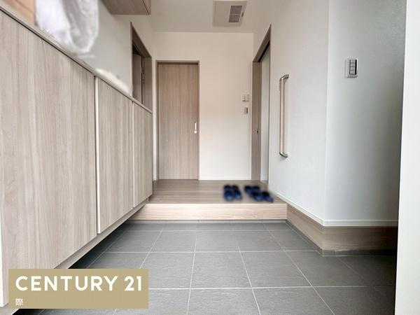 タマタウン岩出駅前2　新築戸建　1号棟の玄関