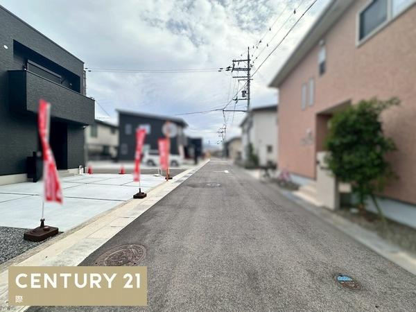 タマタウン岩出駅前2　新築戸建　1号棟の前面道路含む現地写真