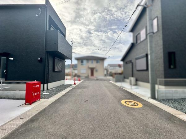 タマタウン岩出駅前2　新築戸建　4号棟の前面道路含む現地写真