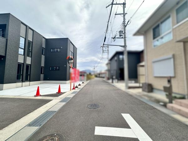 タマタウン岩出駅前2　新築戸建　4号棟の前面道路含む現地写真