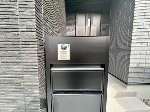 タマタウン岩出駅前2　新築戸建　4号棟の玄関