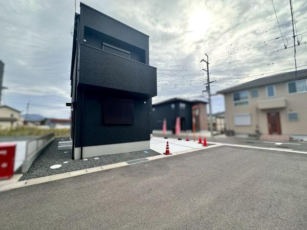 タマタウン岩出駅前2　新築戸建　4号棟の前面道路含む現地写真