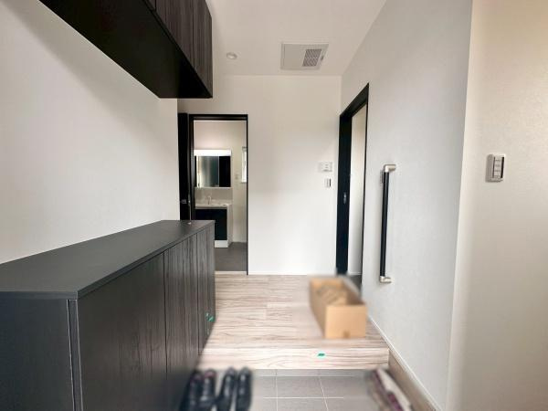 タマタウン岩出駅前2　新築戸建　4号棟の玄関