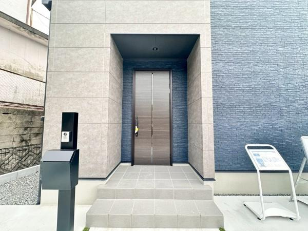 タマタウン府中2　新築戸建　1号棟の玄関