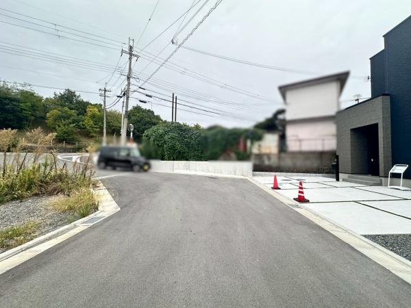 タマタウン府中2　新築戸建　1号棟の前面道路含む現地写真