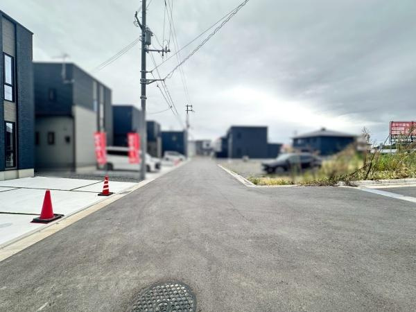 タマタウン府中2　新築戸建　1号棟の前面道路含む現地写真