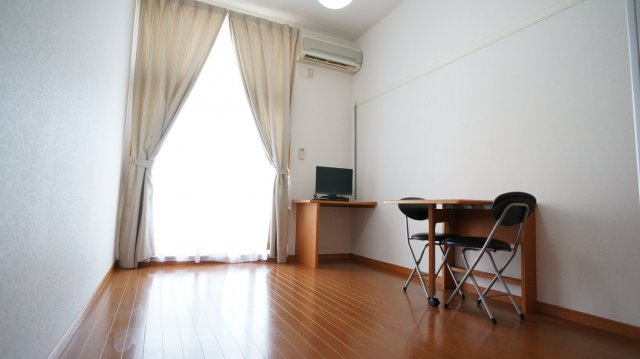 レオパレスＦｌｏｗｅｒＨｉｌｌの居間・リビング|ワイドな窓にて明るいお部屋