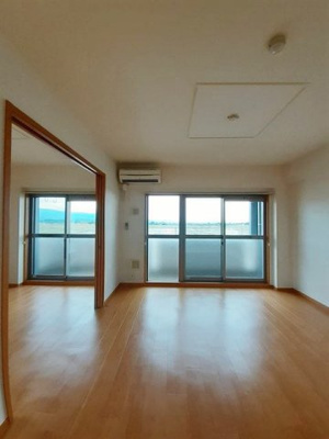 【居間・リビング】 | サンクス・ガーデン | こちらの居間で趣味の時間をお楽しみください