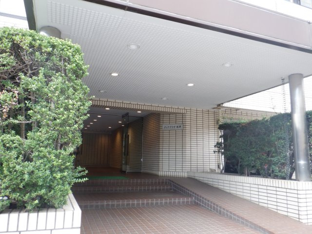 ディアプラザ根津のエントランス
