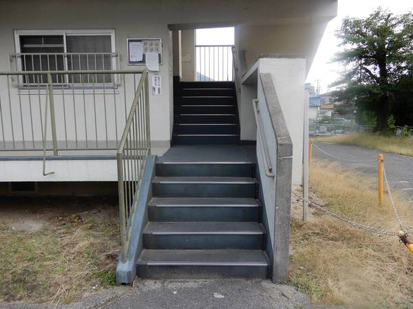 ビレッジハウス中野1号棟のエントランス|清潔なエントランスです