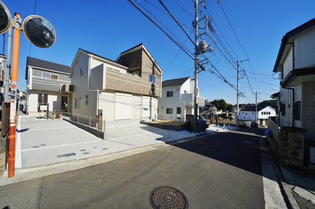 【横浜市保土ケ谷区上菅田町843-3全2棟新築戸建て】★仲介手数料無料★（上菅田笹の丘小学校・上菅田中学校）の前面道路含む現地写真