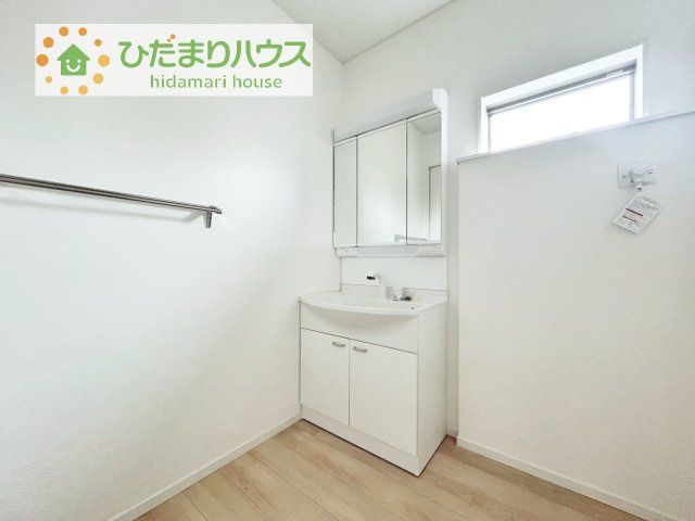 【独立洗面台】 | 結城市結城第42　新築戸建　1号棟 | 三面鏡の大きな鏡は憧れます(^^♪
鏡の後ろは収納となっていて、細かいものでも収納できるのでスッキリと整理できます！